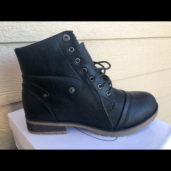 BRAND NEW IN BOX sz 9 boots - Picture 2 of 6